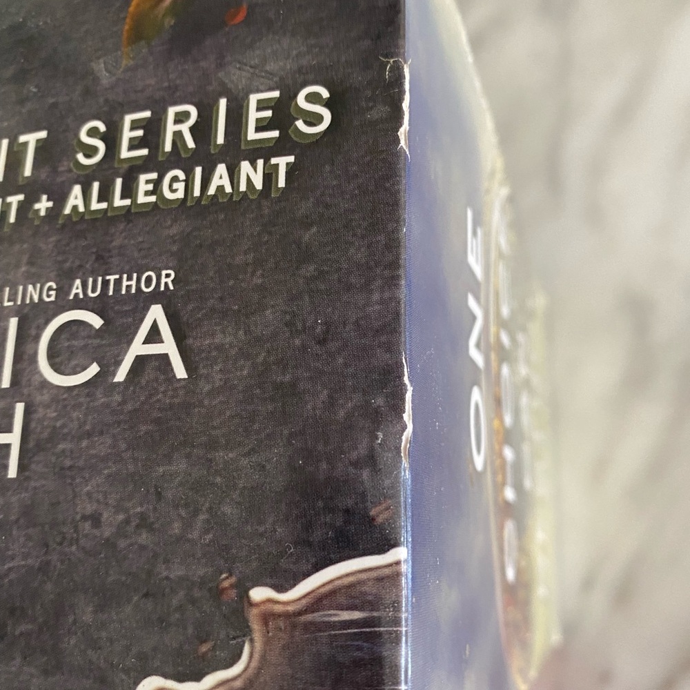 Veronica Roth’s book collection - Picture 8 of 13